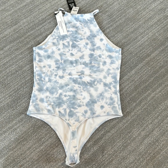 Express Body Contour Abstract Print Bodysuit - Picture 8 of 9